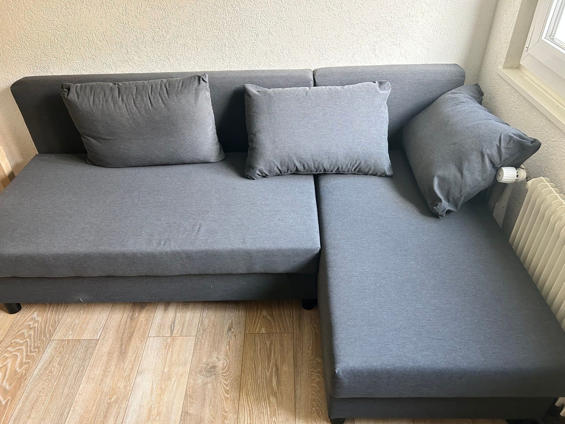 Canapé d'angle gris anthracite avec méridienne, après traitement des fibres