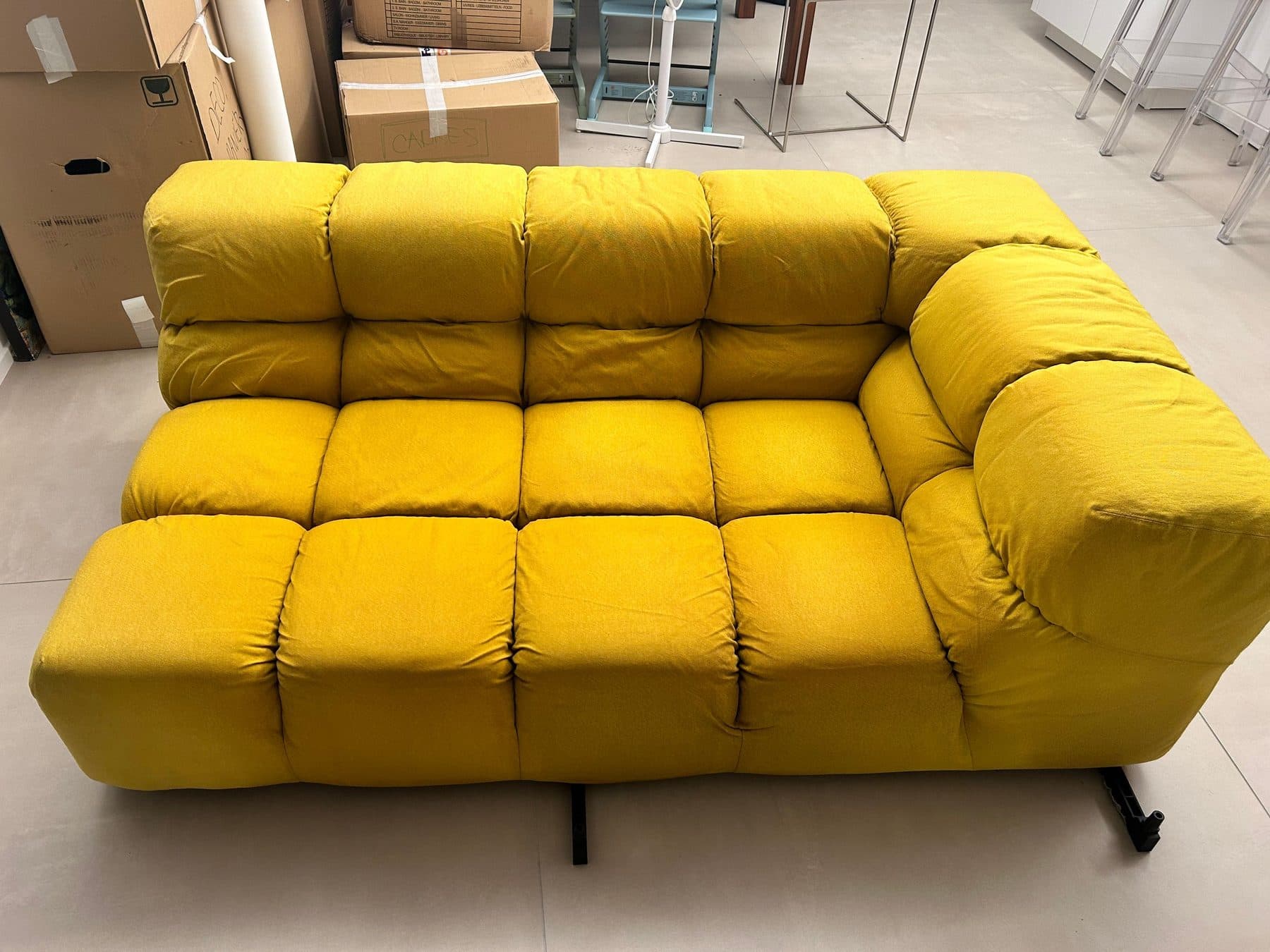 Banquette en tissu jaune nettoyée en profondeur à l'injection-extraction