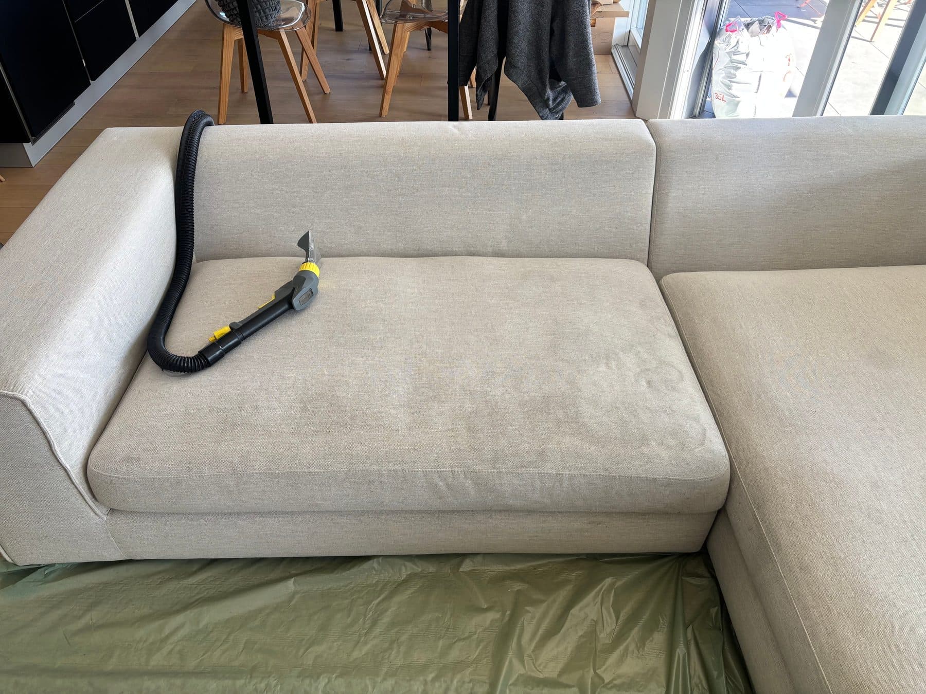 Nettoyage d'une assise de canapé au suceur d'injection-extraction